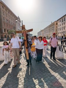 Jubelee2025_Holy Door_group with Cross (2)