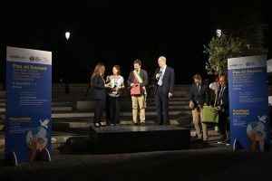 OneMinuteforPeace_Tochlight-Procession_Donation to the Municipality of Rome of 12 olive trees
